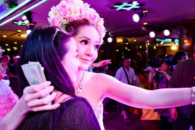 在泰国怎样辨别人妖和女人? 谨记这三点, 要不