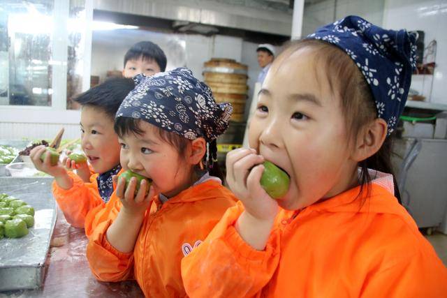 原创苏州市虎丘中心幼儿园小朋友学做青团 感受传统文化