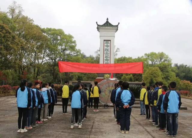 缅怀革命先烈—宜丰多个组织单位清明前夕开展祭扫烈士陵园活动
