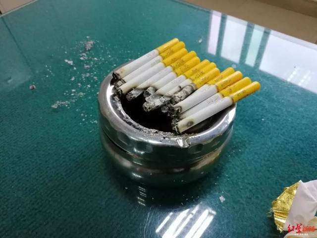 腰带放在了豆腐块状的被子旁,床头的书盖上了封面,床下几个背包也拉上