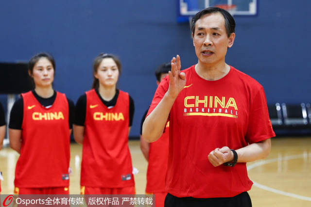 一堂拖了25分钟的训练课,中国女篮摘下了日本队夺冠照片