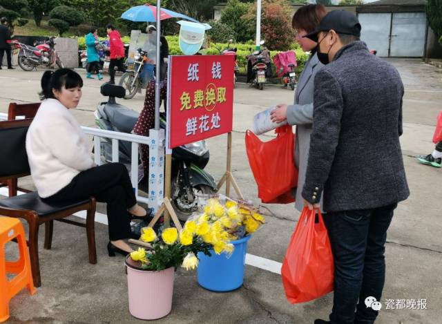 今年清明，景德镇通往公墓的路口有公安和城管检查你是否携带爆竹！