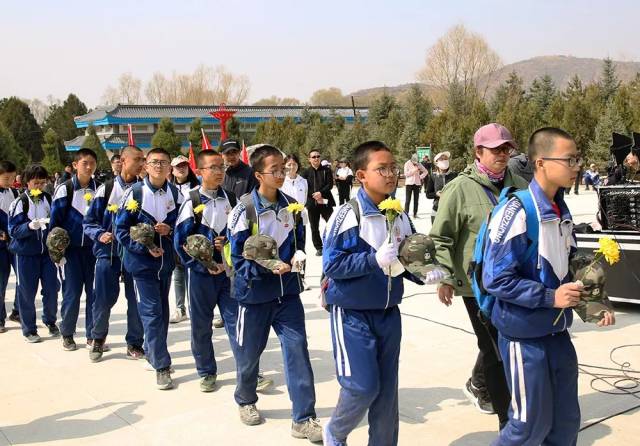徒步任山河 祭扫慰英烈 从1995年开始,固原市弘文中学七年级新生在