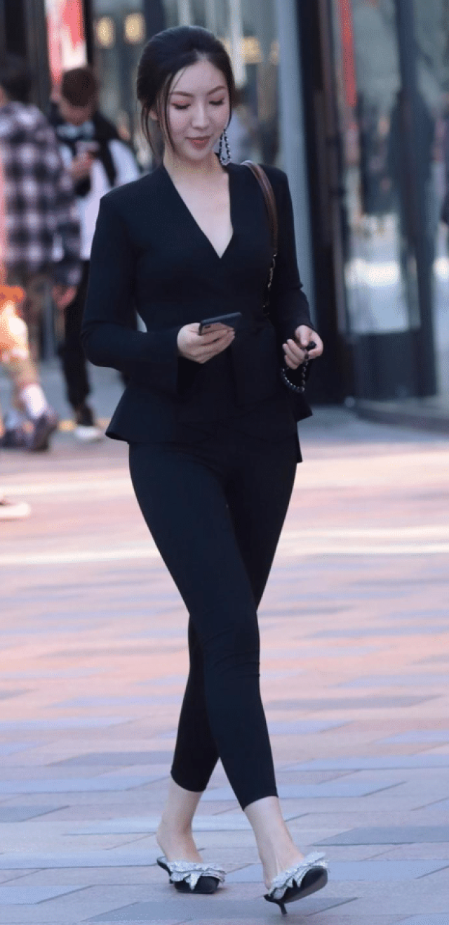 街拍:穿职业服装的少妇,更显成熟的魅力