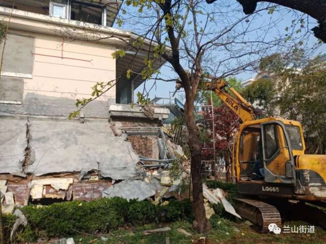 临沂一别墅区内三处违建被彻底拆除!