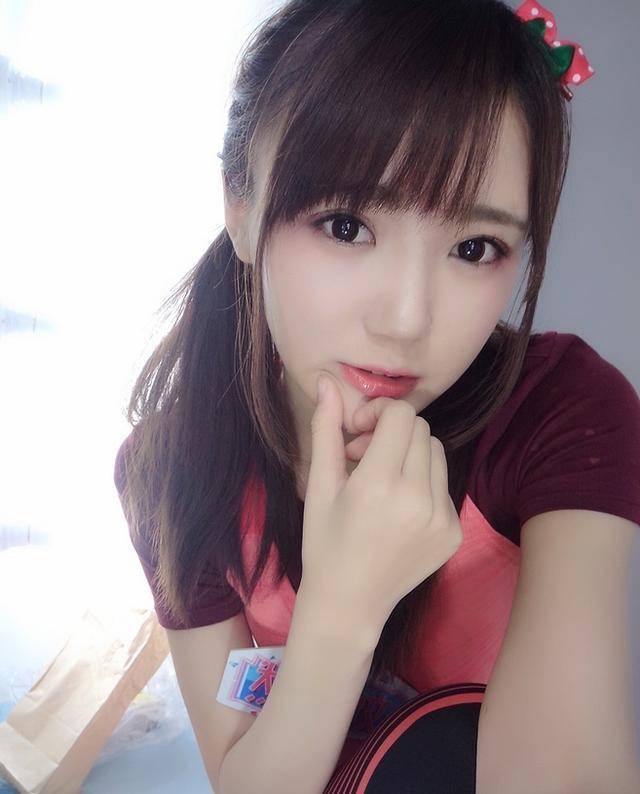 搞笑gif趣图:遇到动手就打脸的妹子,很无奈啊