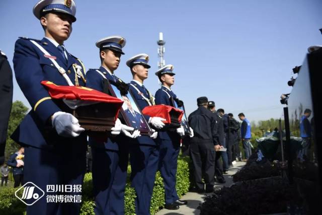 哽咽！全国各地群众迎接凉山救火烈士回家！揪心的是，幸存消防员……