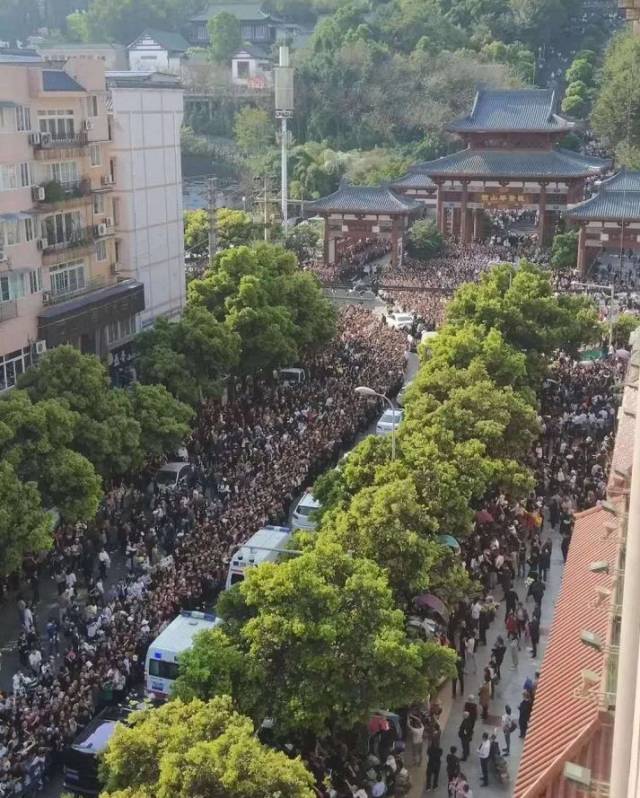 哽咽！全国各地群众迎接凉山救火烈士回家！揪心的是，幸存消防员……