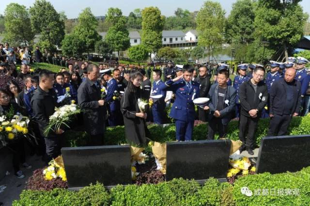 刘代旭烈士的爸爸此前也是一名消防战士,一家两代消防人,他曾经跟同事