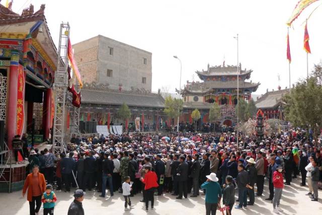 庙会现场自然是熟悉的人山人海,稍显炎热的天气也阻挡不住会宁戏迷的