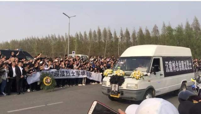 哽咽！全国各地群众迎接凉山救火烈士回家！揪心的是，幸存消防员……