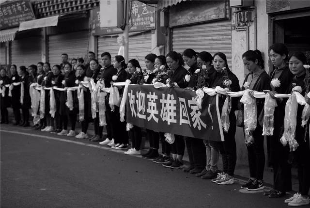 哽咽！全国各地群众迎接凉山救火烈士回家！揪心的是，幸存消防员……