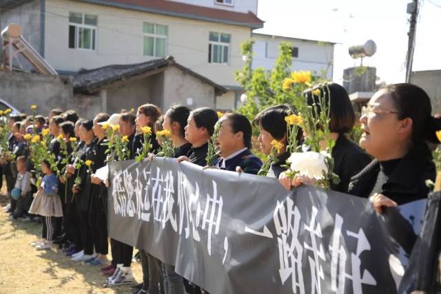 魂归故里,大城感动!西昌数万群众送别张浩烈士