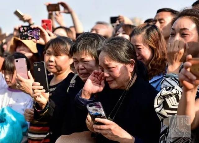 哽咽！全国各地群众迎接凉山救火烈士回家！揪心的是，幸存消防员……