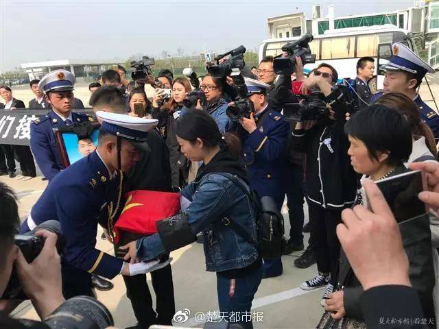哽咽！全国各地群众迎接凉山救火烈士回家！揪心的是，幸存消防员……
