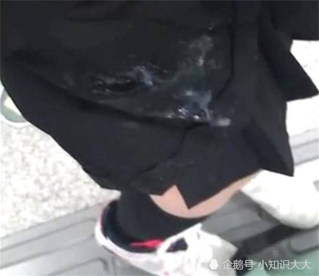 北京地铁一女孩就被变态男给猥亵了,男子在女孩的裙子上留下了一大片