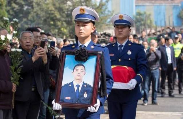 哽咽全国各地群众迎接凉山救火烈士回家揪心的是幸存消防员