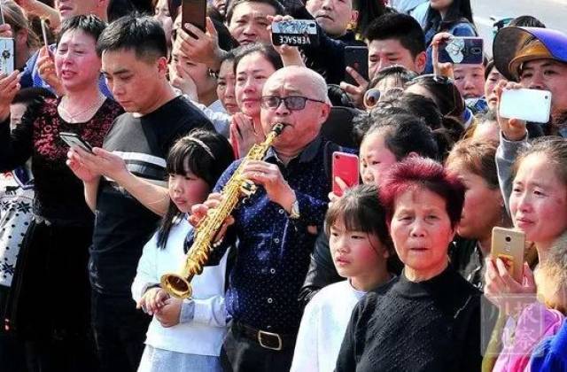 哽咽！全国各地群众迎接凉山救火烈士回家！揪心的是，幸存消防员……