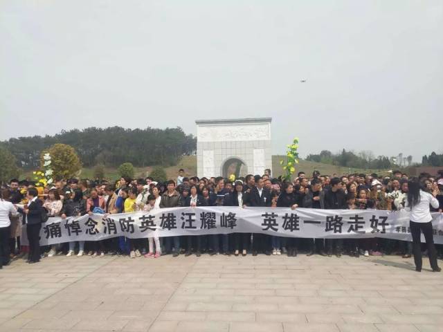 哽咽！全国各地群众迎接凉山救火烈士回家！揪心的是，幸存消防员……