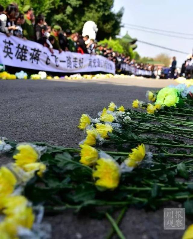 哽咽！全国各地群众迎接凉山救火烈士回家！揪心的是，幸存消防员……