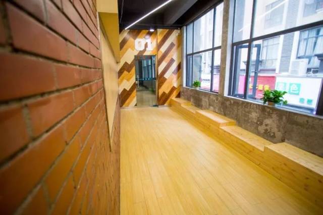 驻马店一小孩哭喊着让妈妈报名景舞团学舞蹈?