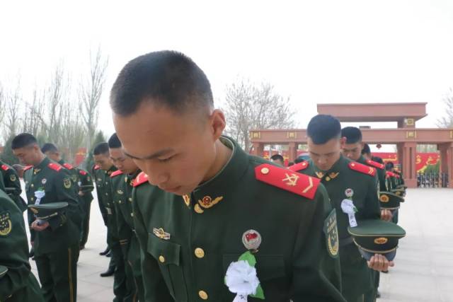 武警新疆总队机动六支队官兵带着对先烈的悼念,追忆牺牲的英烈忠魂.