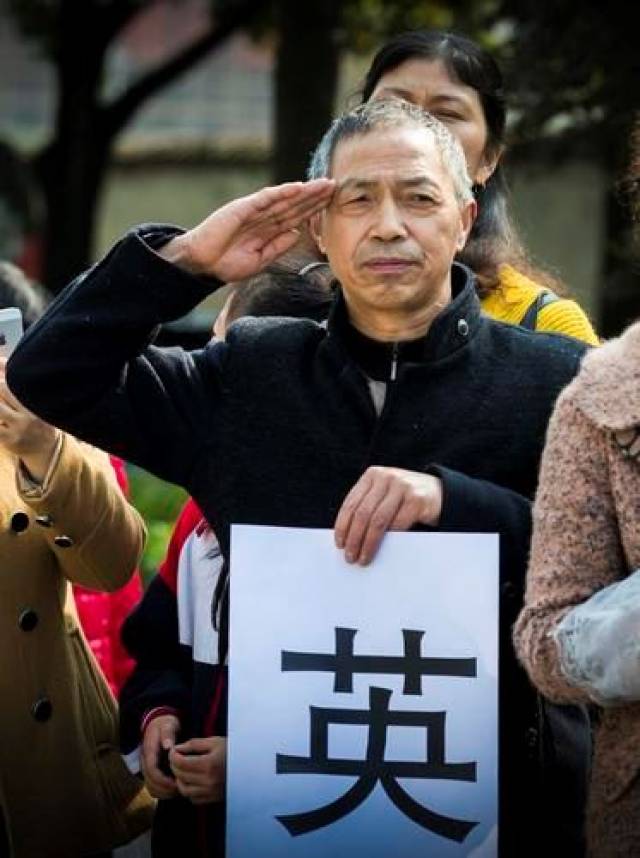 哽咽！全国各地群众迎接凉山救火烈士回家！揪心的是，幸存消防员……