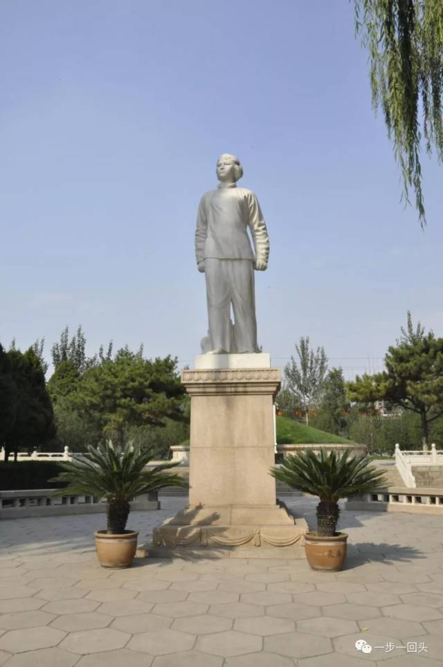 刘胡兰墓1