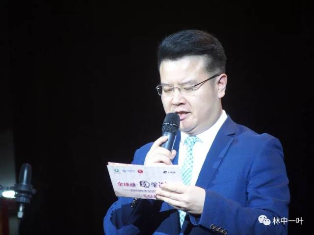 潮州电视台著名的主持人张荆,主持了这一充满激情活力的晚会.