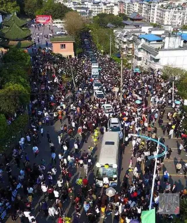 哽咽！全国各地群众迎接凉山救火烈士回家！揪心的是，幸存消防员……
