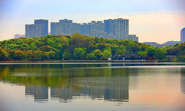 故乡的天井湖位于铜陵市名胜天井湖公园的中心,它如一颗玲珑秀美,熠熠