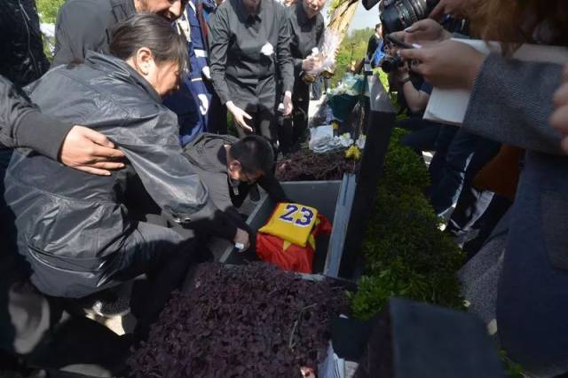 哽咽！全国各地群众迎接凉山救火烈士回家！揪心的是，幸存消防员……