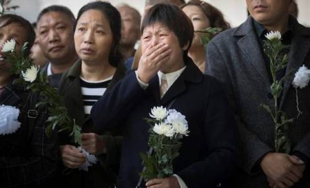 哽咽！全国各地群众迎接凉山救火烈士回家！揪心的是，幸存消防员……