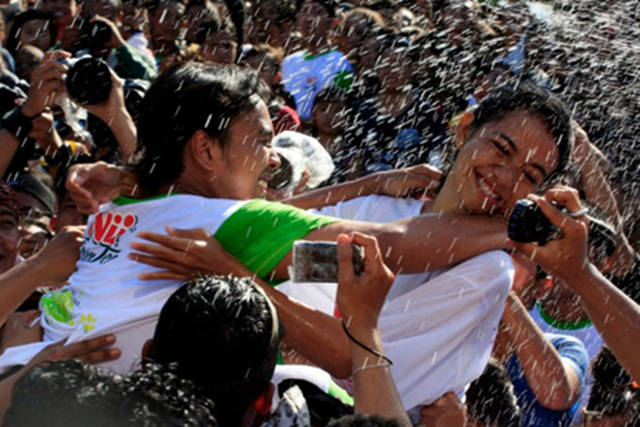 巴厘岛疯狂亲吻节,美女被亲哭也不能拒绝,她们