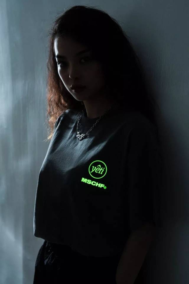 穿上这件 YETI x MSCHF 联名 Tee,你会成为酷