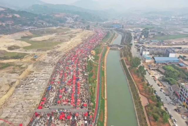 上午9点,澜沧街开街仪式在澜沧街新址举行,现场人潮如织,锣鼓喧天.