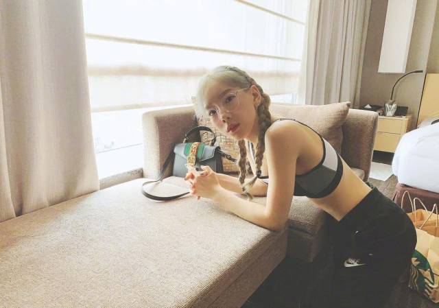 金泰妍沙发晒性感美照,纹身引人注意,纹身是会让人上瘾吧?
