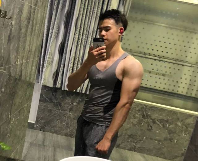 健身房上演制服诱惑!场面控制不住了. | 麦咖秀