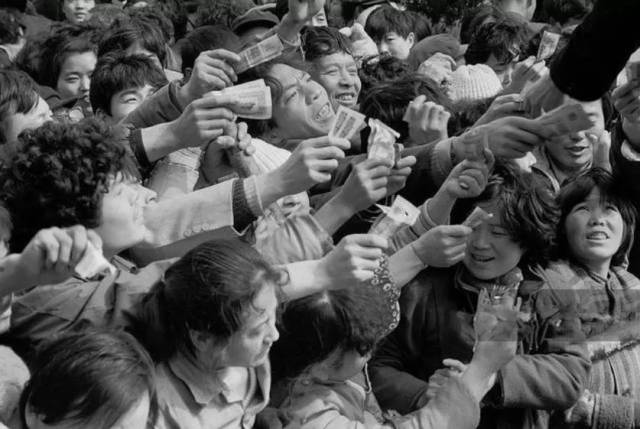 1987年,陕西省西安市北郊徐家湾街上抢购彩券的人群