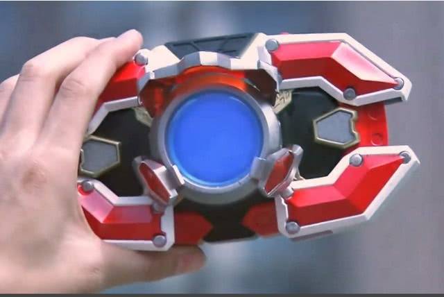 铠甲勇士:奇葩的变身器，一个老年代步，一个任天堂游戏机