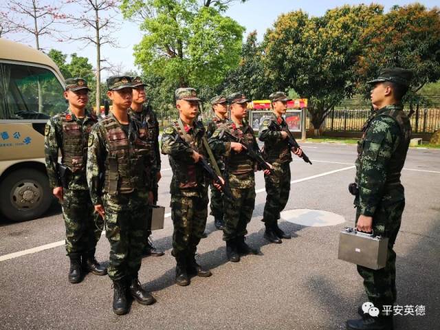 英德街头最帅背影!武警持枪巡逻,坏人已吓破胆