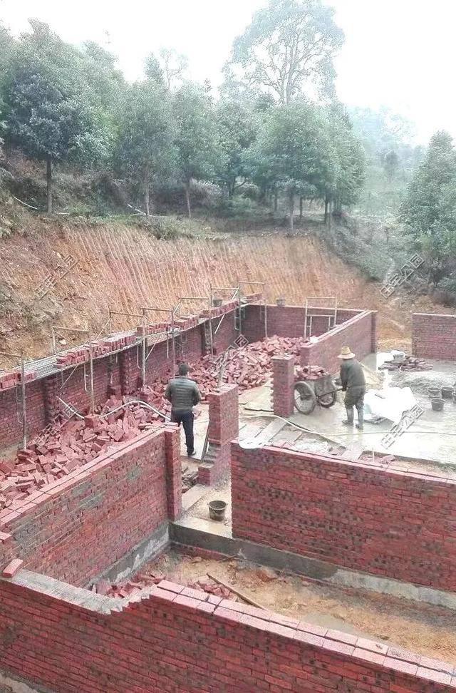 由于宅基地的地质条件较好,所以选择了条形基础.