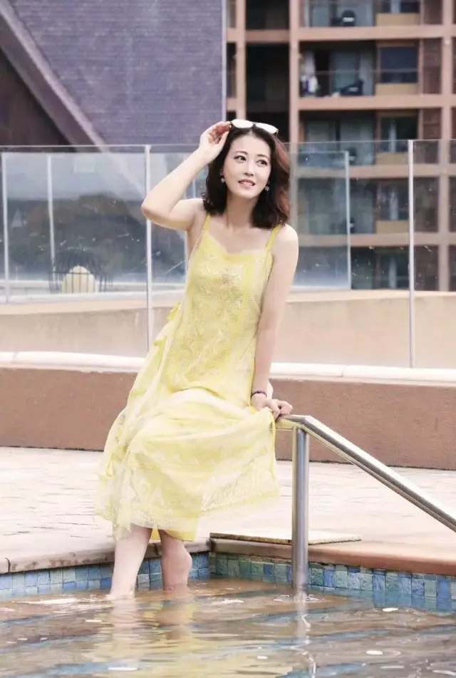 52岁周海媚一袭黄色吊带裙清新少女半扎丸子头网友美回20岁