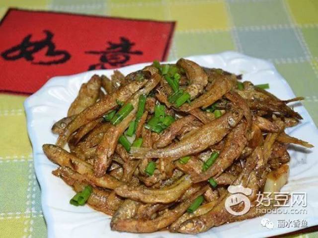 6. 起锅装盘,撒些葱浇上汁. 来源:丽水阌鱼