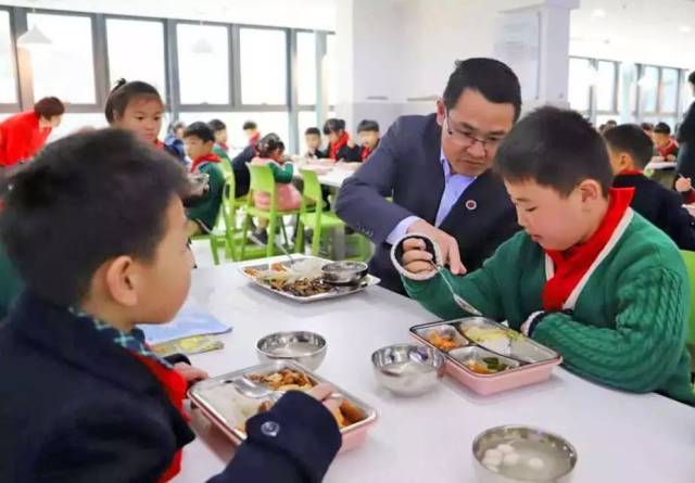 同学们!用餐时间到,校长喊你们来吃饭啦