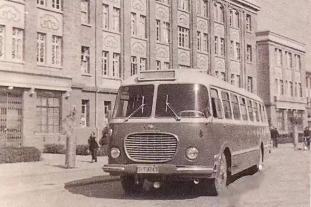 01 福州街头的木炭车 在20世纪50年代的福州街头,行驶的公交车有个