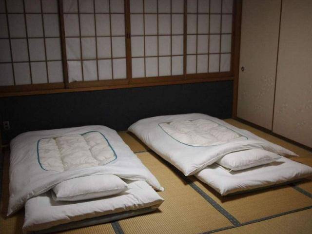 日本人的家里明明有床,可为何偏要睡地板?原因没你想的那么简单