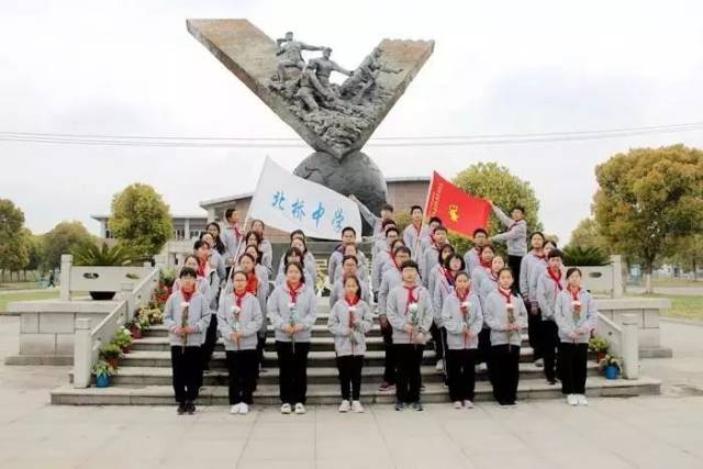4日中午,北桥中学少先队员代表前往相城区烈士纪念馆开展了