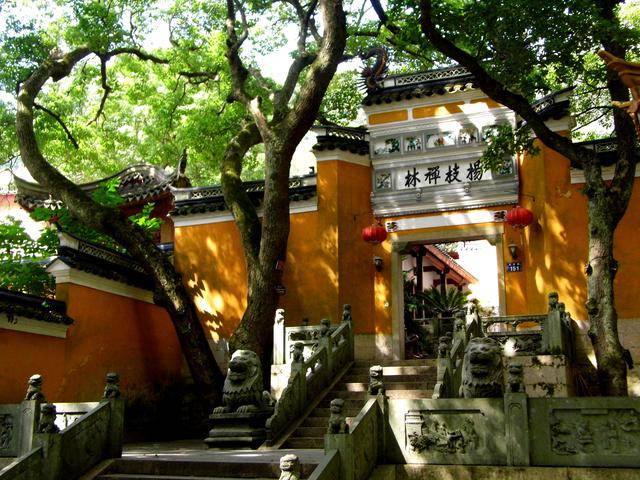 清幽的禅院和几年前声色之处,其实也就隔几条路《题扬州禅智寺 雨