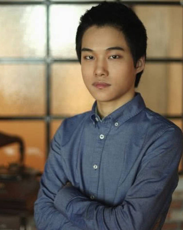 Dopa首次晒与翻译小姐姐合影,看到真容后,网友